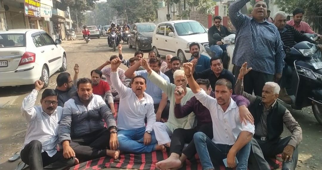 पुलिस लाइन के गेट के सामने क्यों लगे मुर्दाबाद के नारे