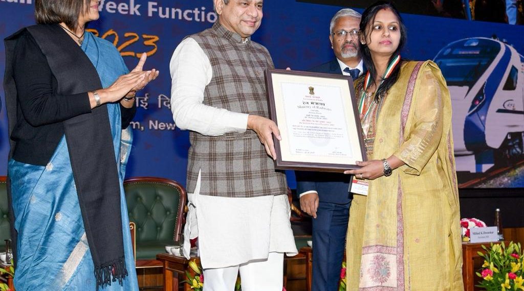 रेल मंत्री अश्विनी वैष्णवी ने उत्कृष्ट सेवा हेतु 100 रेलवे कर्मचारियों को अति विशिष्ट सेवा पुरस्कार से किया सम्मानित