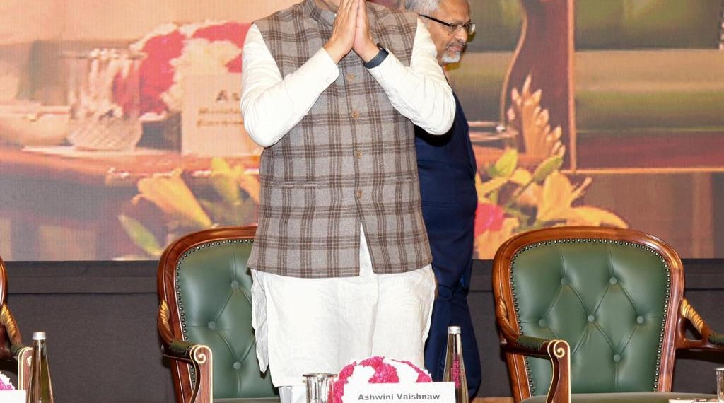 रेल मंत्री अश्विनी वैष्णवी ने उत्कृष्ट सेवा हेतु 100 रेलवे कर्मचारियों को अति विशिष्ट सेवा पुरस्कार से किया सम्मानित