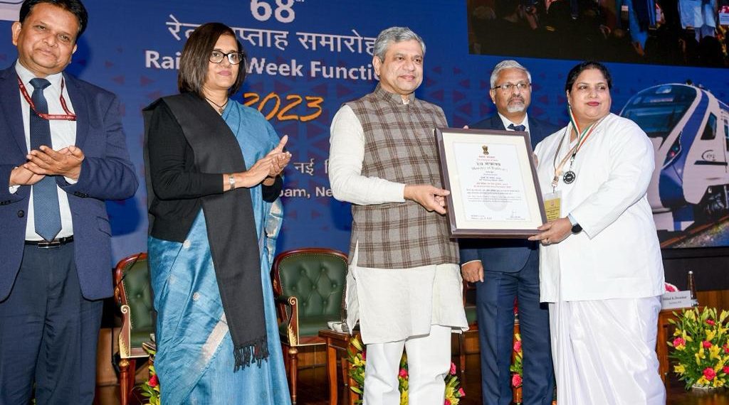 रेल मंत्री अश्विनी वैष्णवी ने उत्कृष्ट सेवा हेतु 100 रेलवे कर्मचारियों को अति विशिष्ट सेवा पुरस्कार से किया सम्मानित