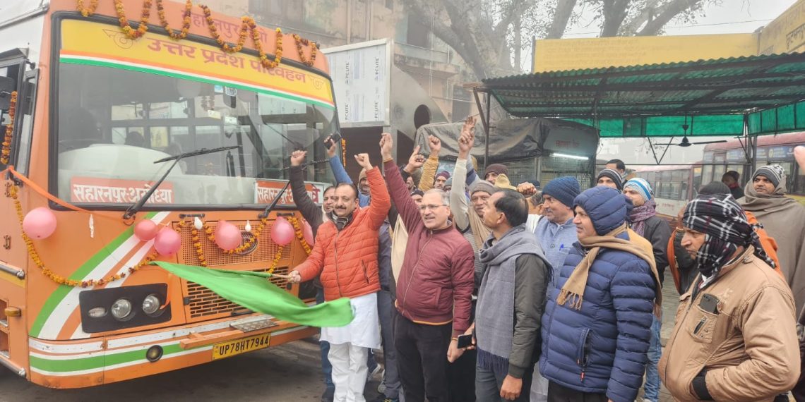 हरी झंडी दिखाते हुए विधायक