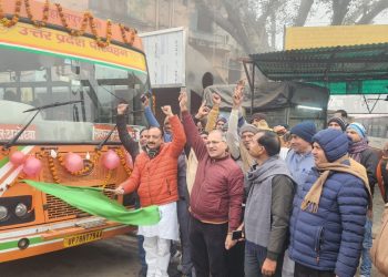 हरी झंडी दिखाते हुए विधायक