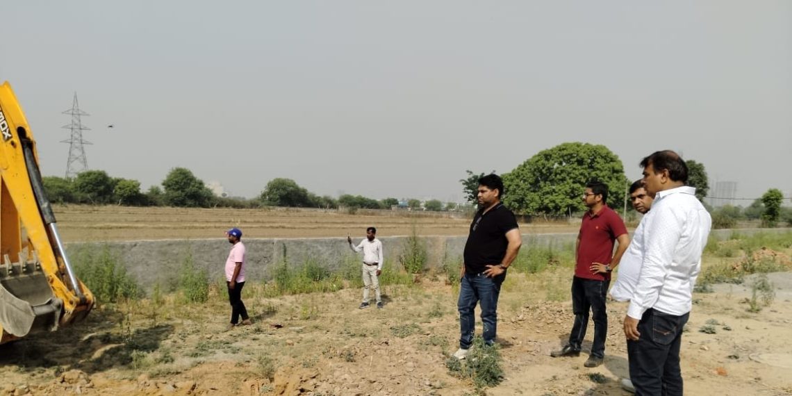 ग्रेटर नोएडा प्राधिकरण का अवैध कब्जों पर बुलडोजर, नोटिसें जारी