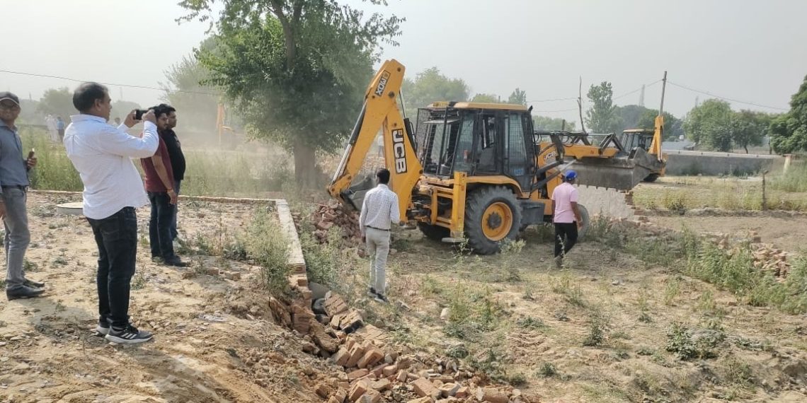 ग्रेटर नोएडा प्राधिकरण का अवैध कब्जों पर बुलडोजर, नोटिसें जारी